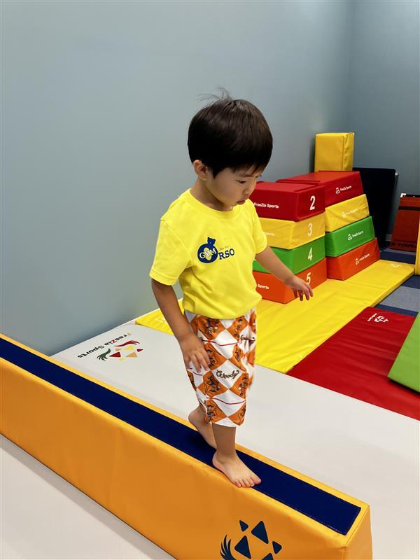 平均台を渡る4歳児