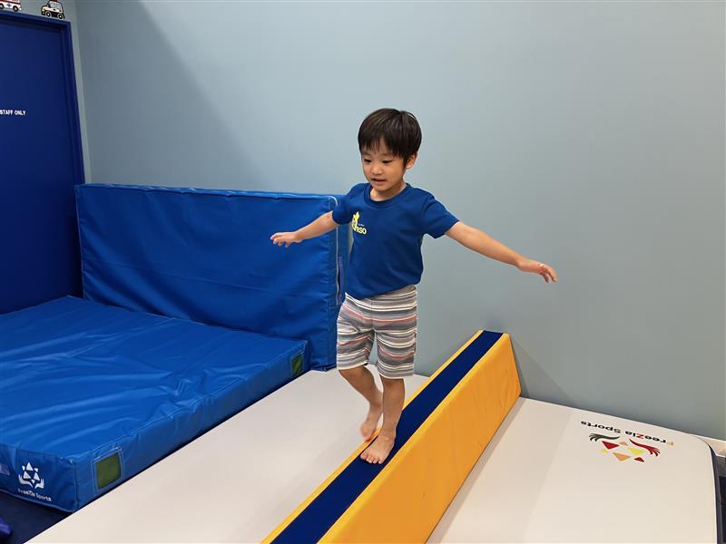 平均台を渡る男の子