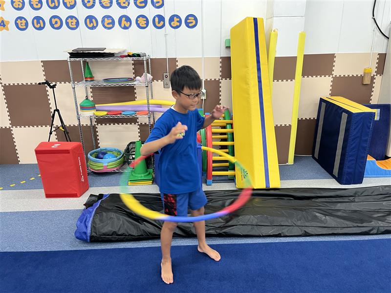 フラフープをしている子供の様子
