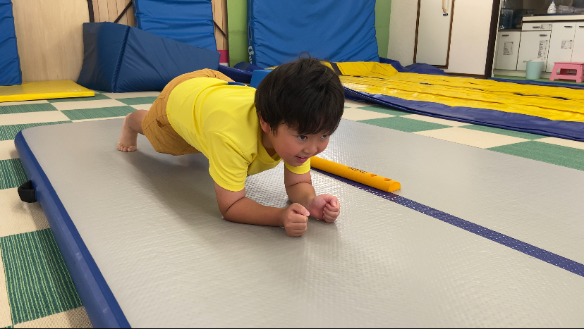 プランクをする子どもの様子