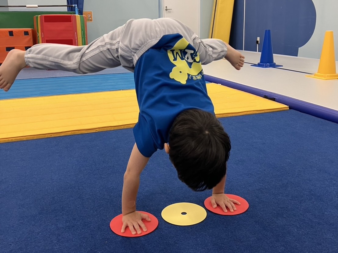 倒立の手と視線の位置を練習する子どもの様子