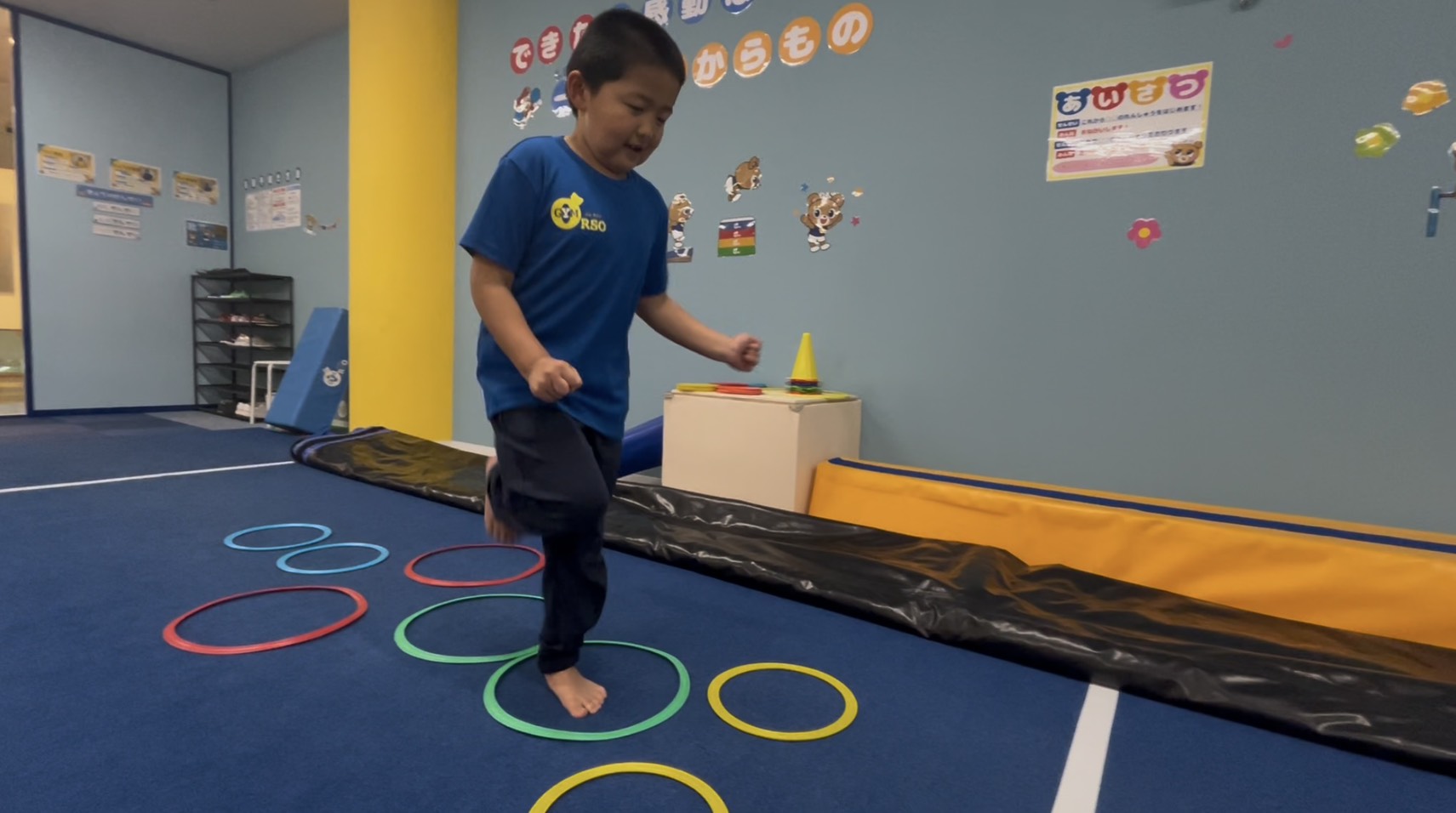 けんけんぱをする子どもの様子