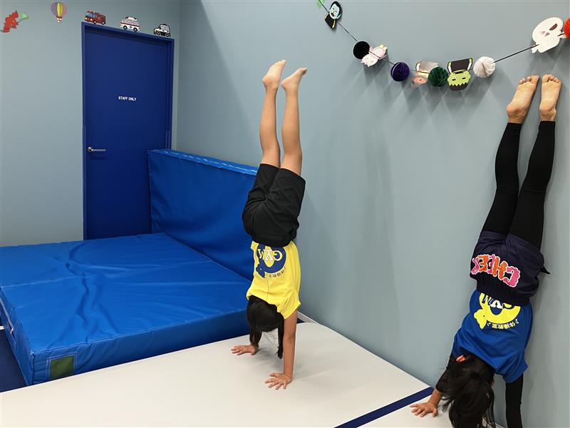 倒立している女の子の様子