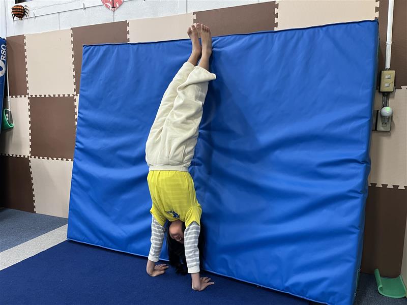 背壁倒立をする女の子の様子