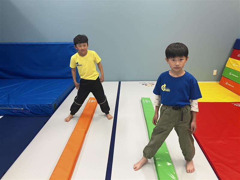 反復横跳びをする子どもたちの様子