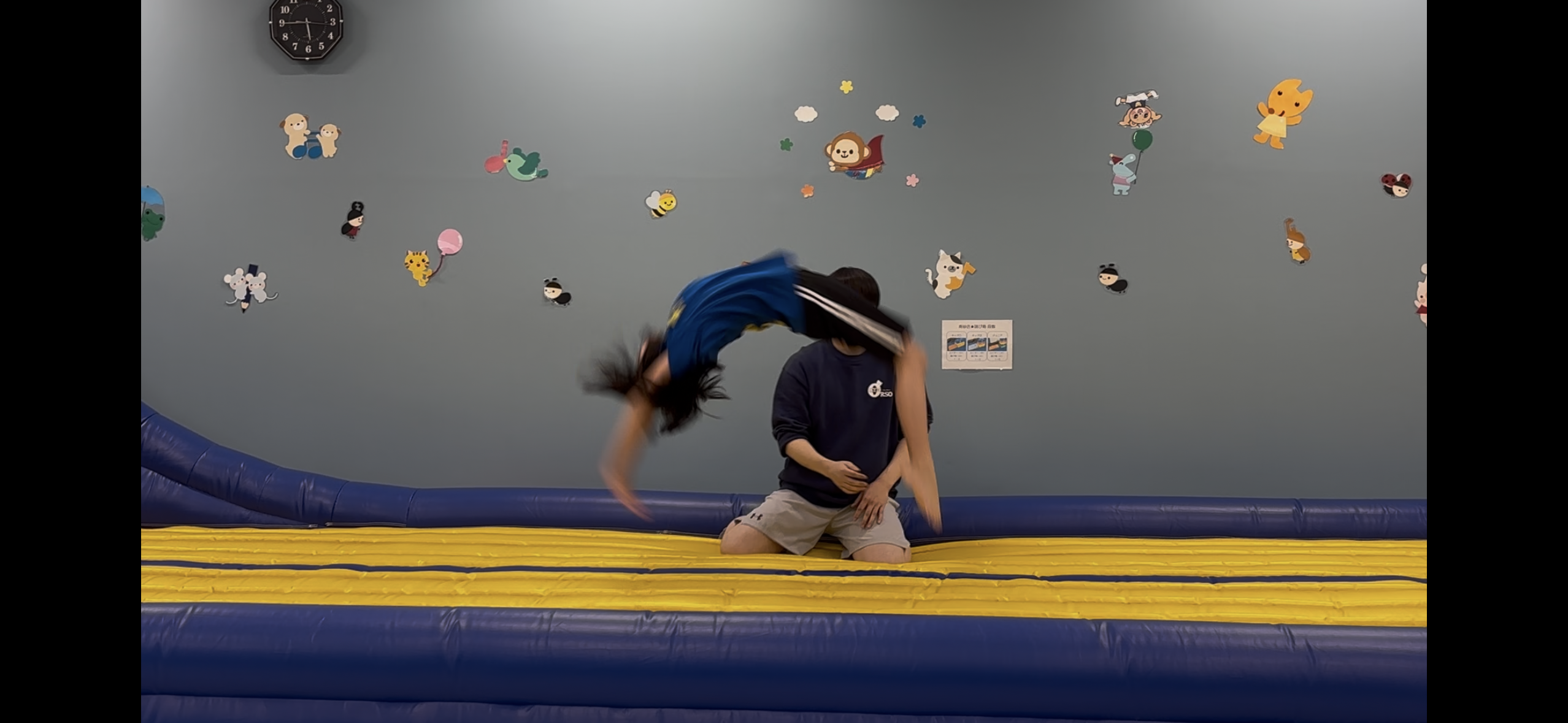 エアトランポリンの上でバク転をしている男の子の様子
