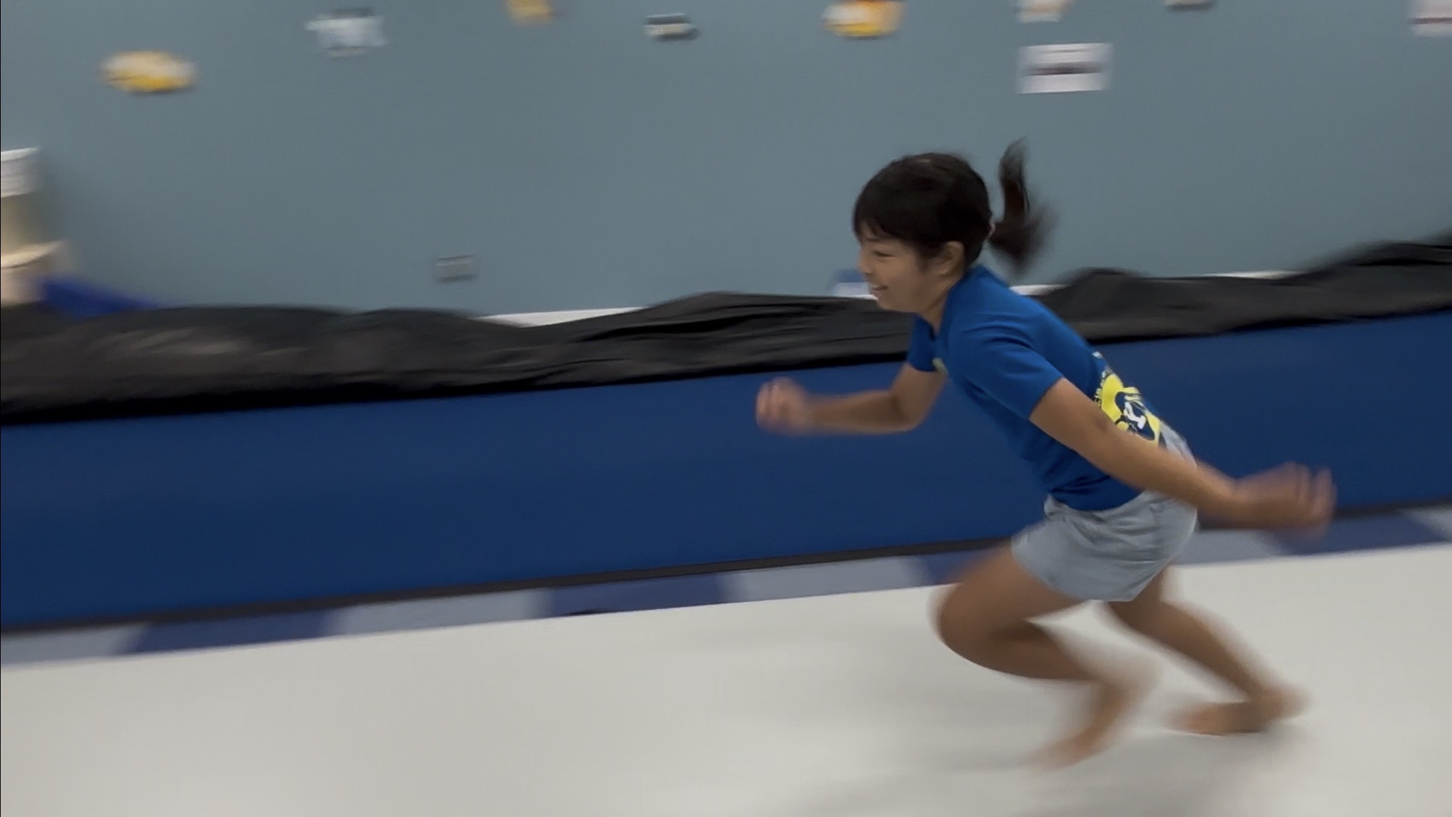 走る女の子の様子